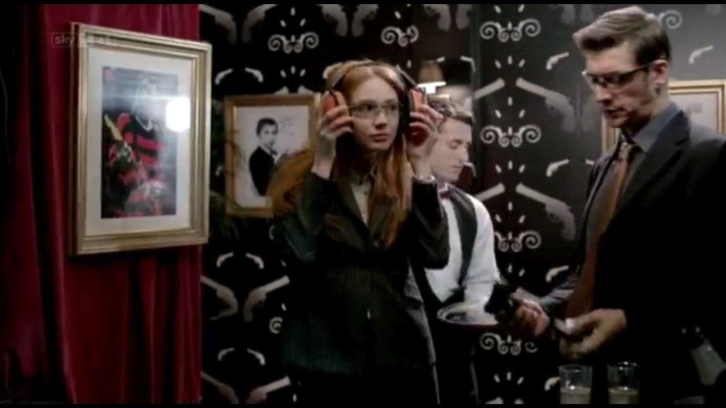 ATouchofCloth_3x01_TooClothforComfortPartOne_0220.jpg