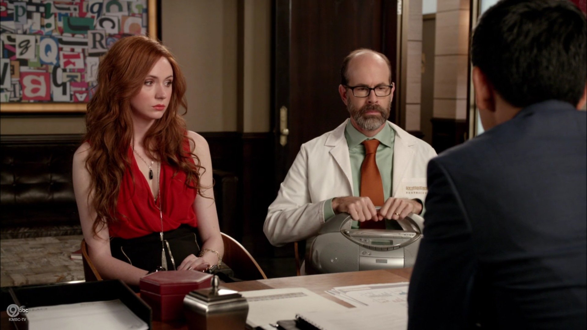 Selfie_1x03_ALittleYelpFromMyFriends_0378.jpg
